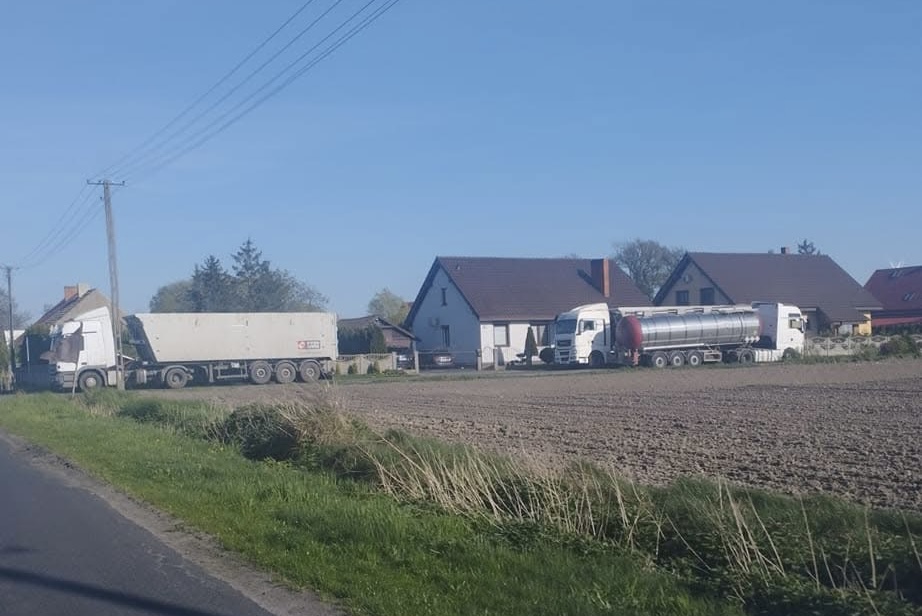 Pojazdy ciężarowe zaopatrujące fermę w Twardowie. Częste transporty samochodami ciężarowymi powodują niszczenie dróg.